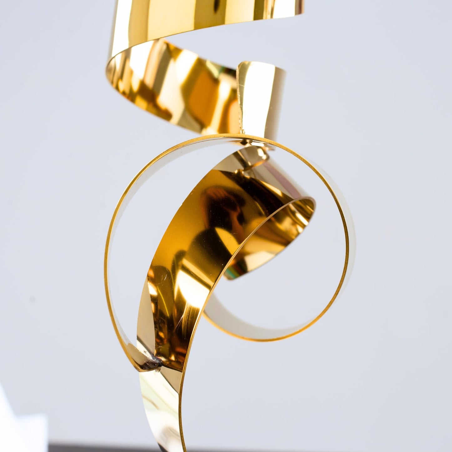 Modern Art Home Decor Golden Metal Sculpture Abstract Metal Statue Nordic Art Crafts Hotel Lobby Desk Ornaments