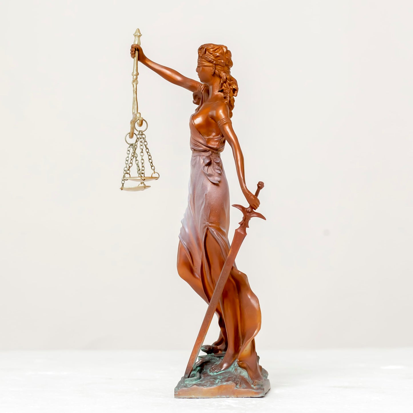 R REALONG Bronze Blind Themis Justice Statue,11" Lady Justice Bronze Sculpture Law Figure Justice Statue Office Desk Barrister Gift. (Colorful White)