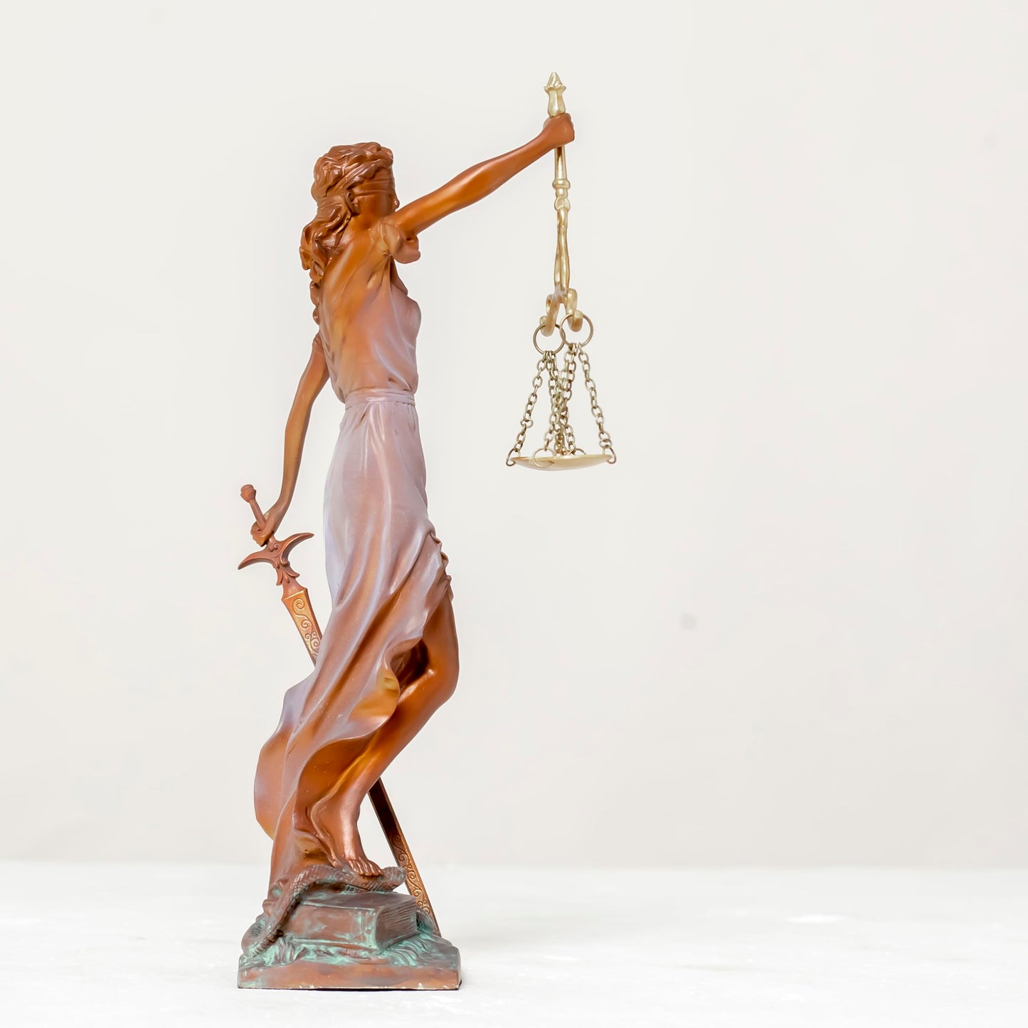R REALONG Bronze Blind Themis Justice Statue,11" Lady Justice Bronze Sculpture Law Figure Justice Statue Office Desk Barrister Gift. (Colorful White)