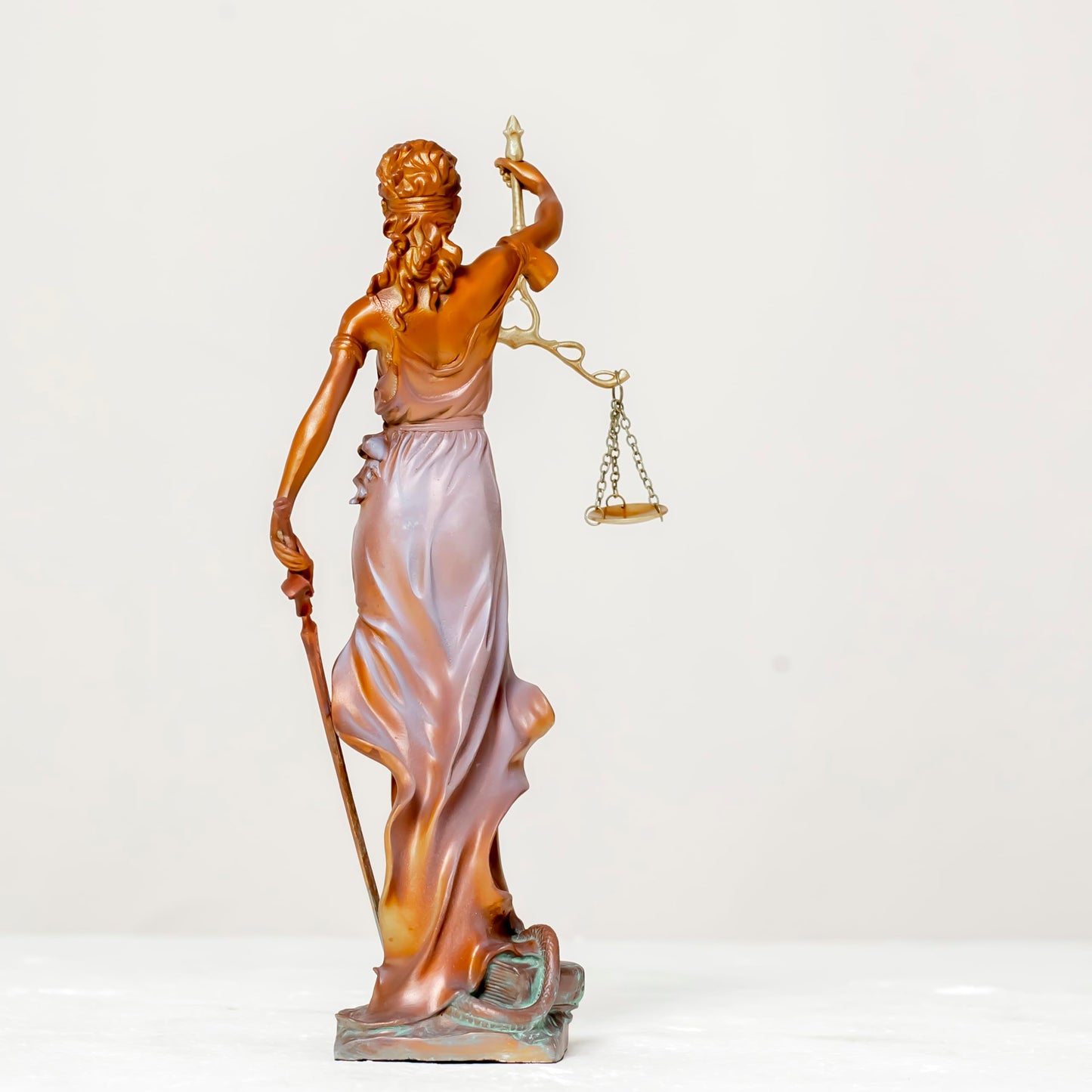R REALONG Bronze Blind Themis Justice Statue,11" Lady Justice Bronze Sculpture Law Figure Justice Statue Office Desk Barrister Gift. (Colorful White)