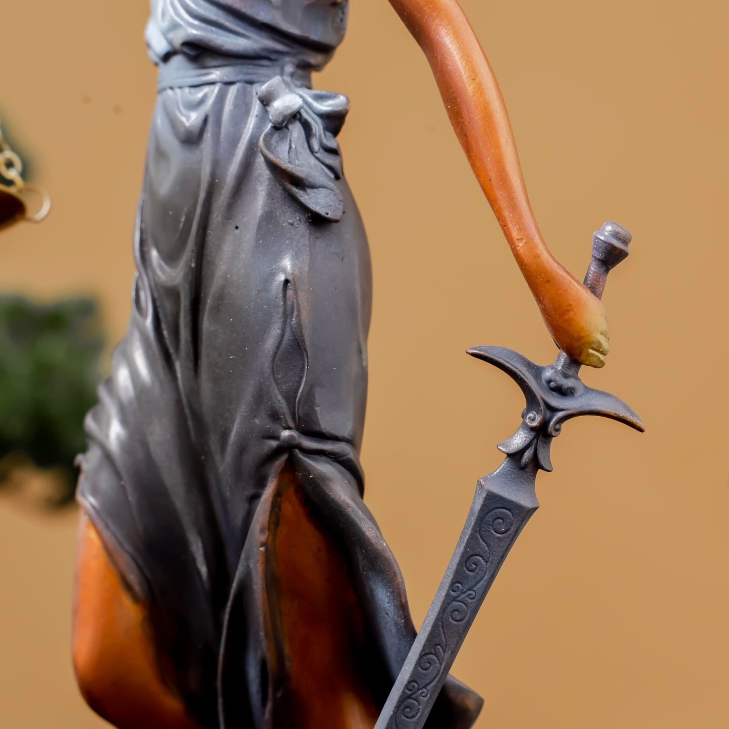 R REALONG Lady Justice Statue European Bronze Sculpture,11" Themis Statue Law Home&Office Decor for Table (Gray)