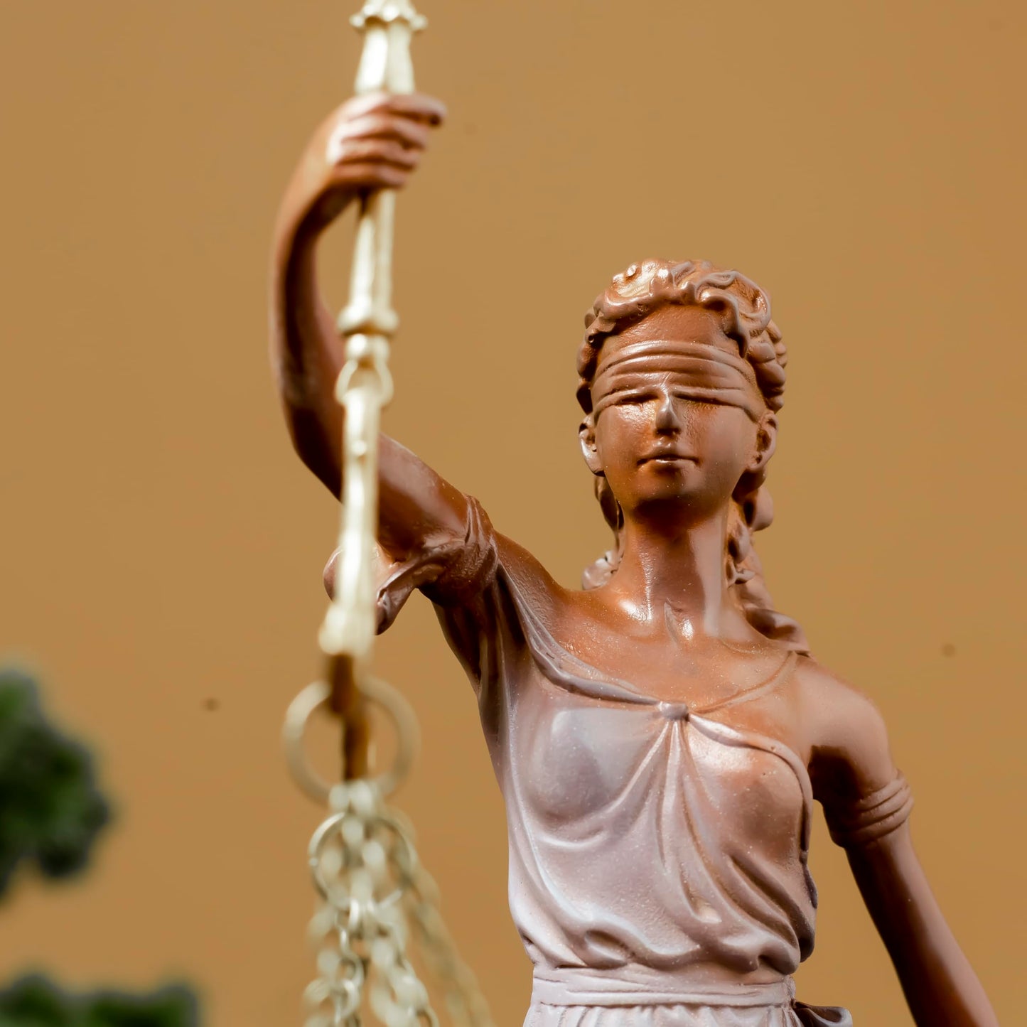 R REALONG Bronze Blind Themis Justice Statue,11" Lady Justice Bronze Sculpture Law Figure Justice Statue Office Desk Barrister Gift. (Colorful White)