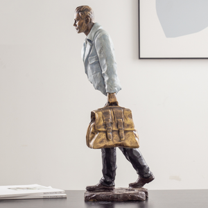 Detail of the golden-bronze weekend bag held by the grey white voyageur.