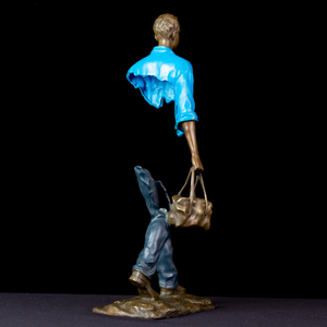 Artistic facial detail of the sky light blue traveler statue in polished golden bronze.